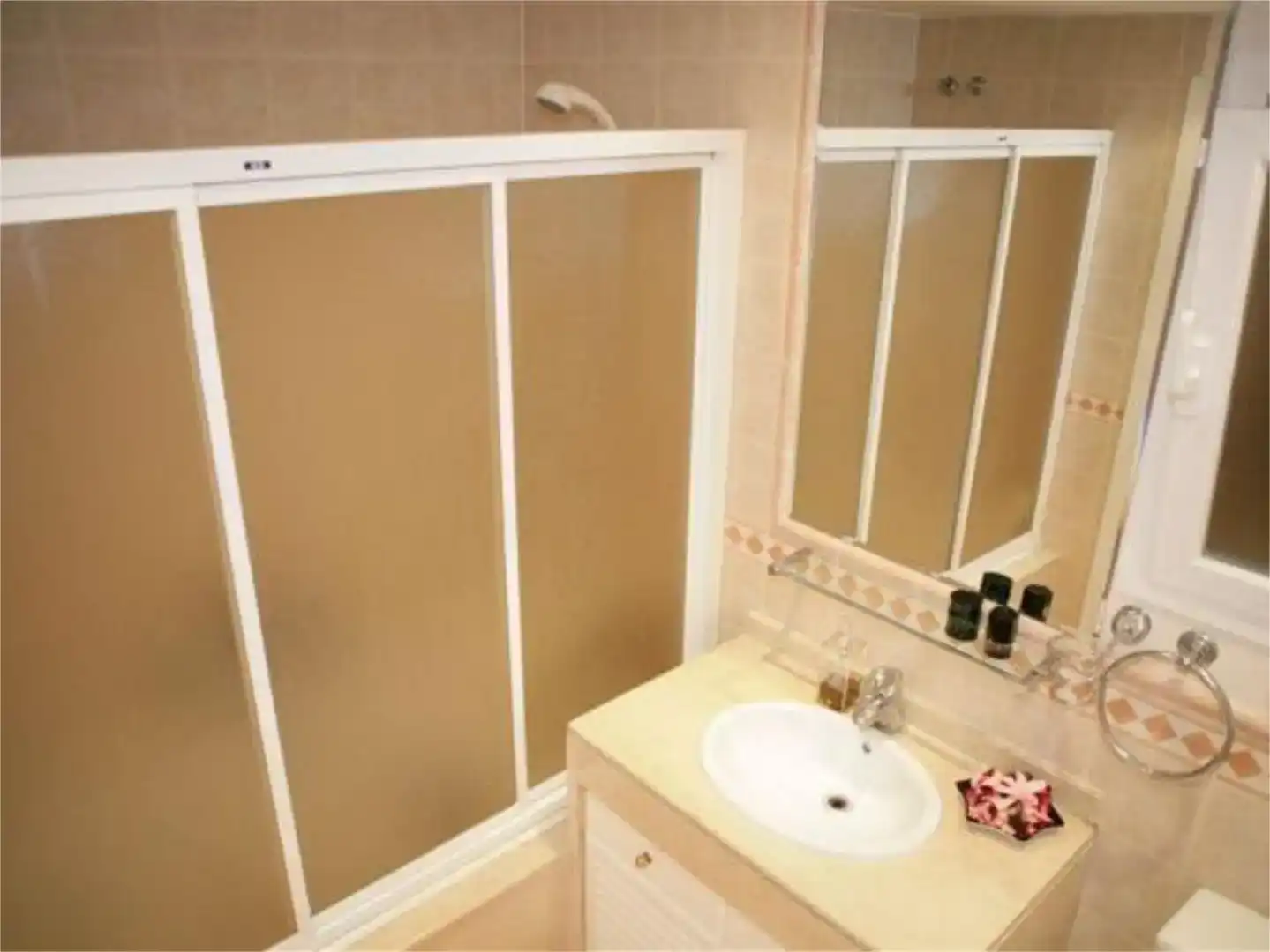 Baño de Piso de alquiler en Marbella con Aire acondicionado, Piscina y Amueblado