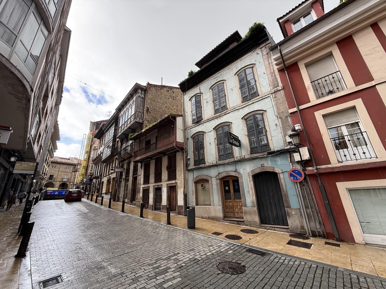 Vista exterior de Edifici en venda en Avilés