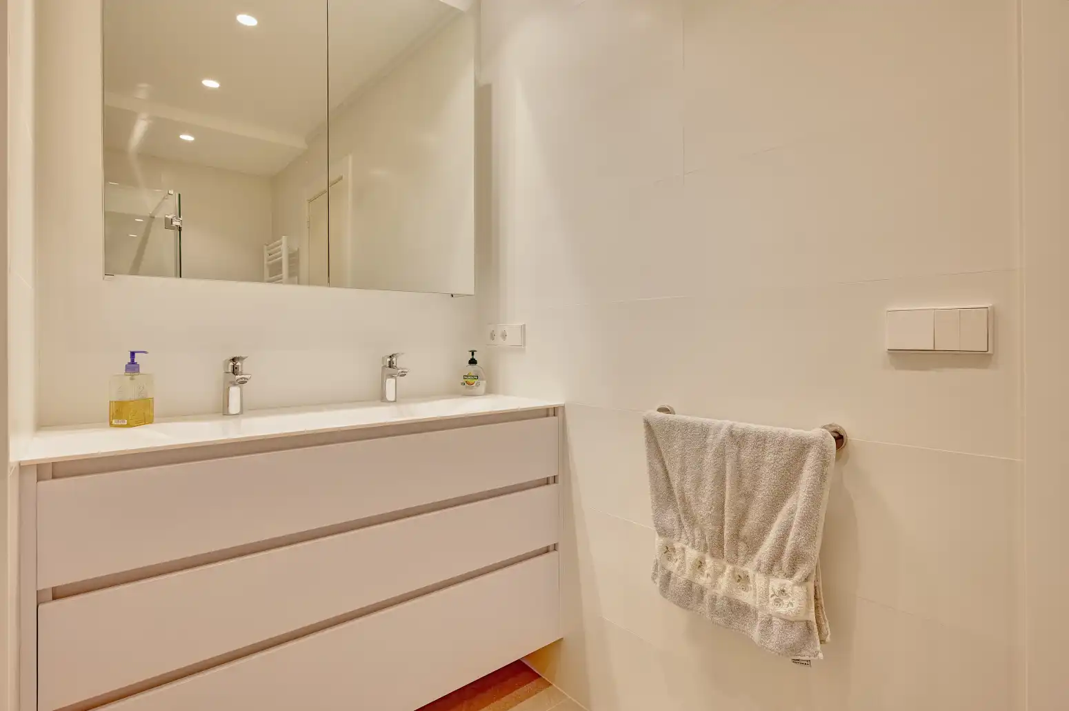 Bathroom of Flat for sale in  Pamplona / Iruña  with Heating and Parquet flooring
