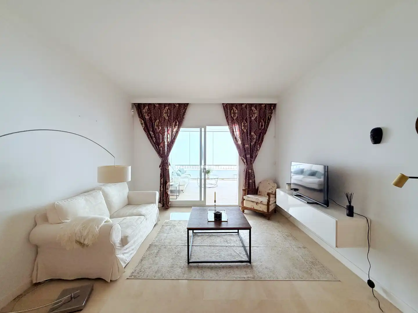 Sala de estar de Piso de alquiler en Benahavís con Aire acondicionado, Calefacción y Terraza