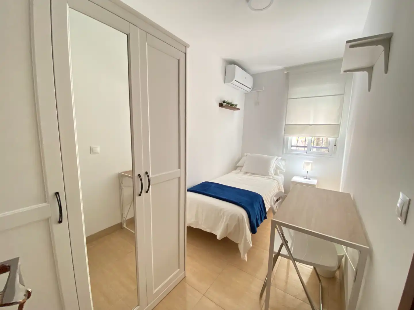 Bedroom of Flat for share in Sevilla  with Air Conditioner, Heating and Furnished