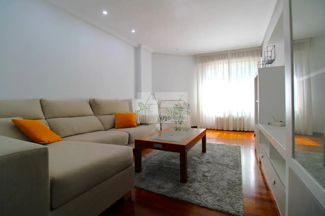 Living room of Flat for rent in Vigo   with Heating, Parquet flooring and Storage room