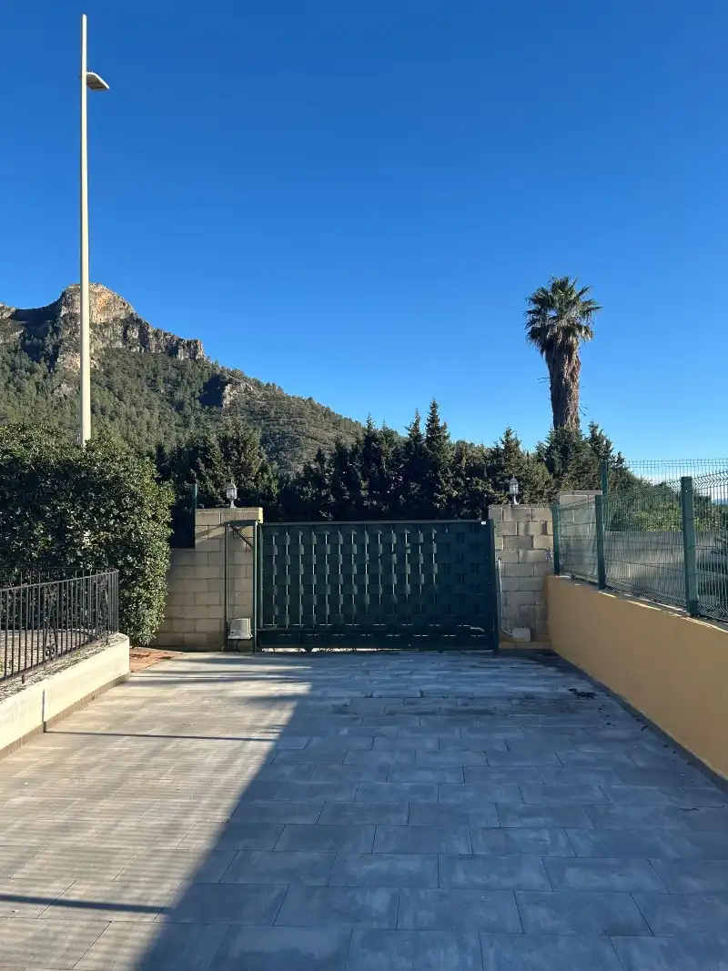 Vista exterior de Casa o xalet en venda en Gandia amb Aire condicionat, Jardí privat i Terrassa