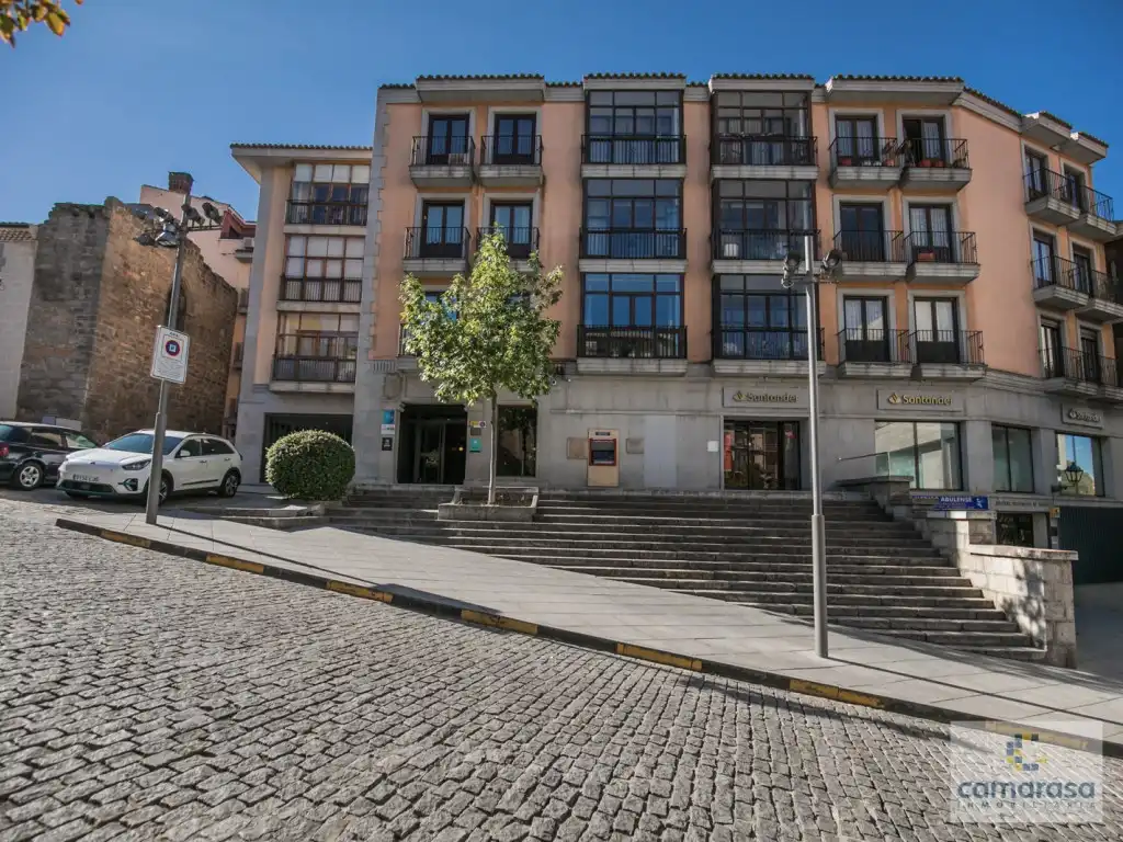 Flat with lift to rent in Plaza Claudio Sanchez Albornoz 4