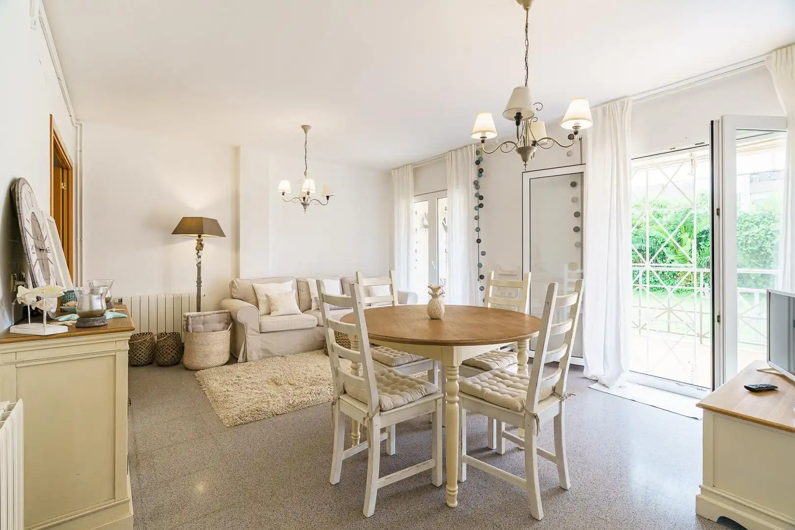 Esszimmer von Erdgeschoss zum Verkauf in Sitges mit Heizung, Privatgarten und Terrasse