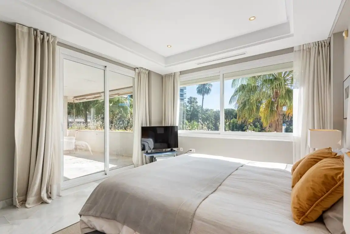 Habitación de Apartamento en venta en Marbella con Aire acondicionado, Calefacción y Trastero