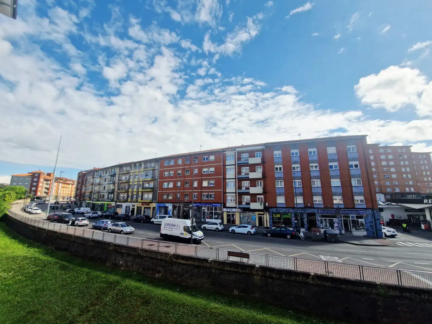 Vista exterior de Piso en venta en Avilés con Calefacción, Parquet y Trastero