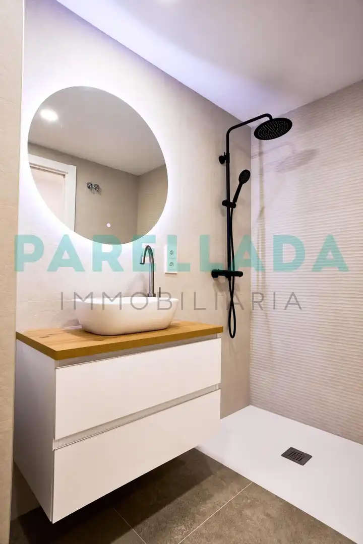 Bathroom of Flat for sale in Badalona  with Air Conditioner, Heating and Parquet flooring