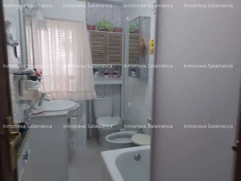 Baño de Piso en venta en Salamanca con Calefacción y Balcón