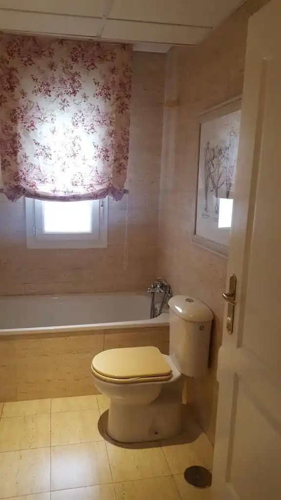 Baño de Ático de alquiler en Badajoz con Aire acondicionado, Calefacción y Jardín privado