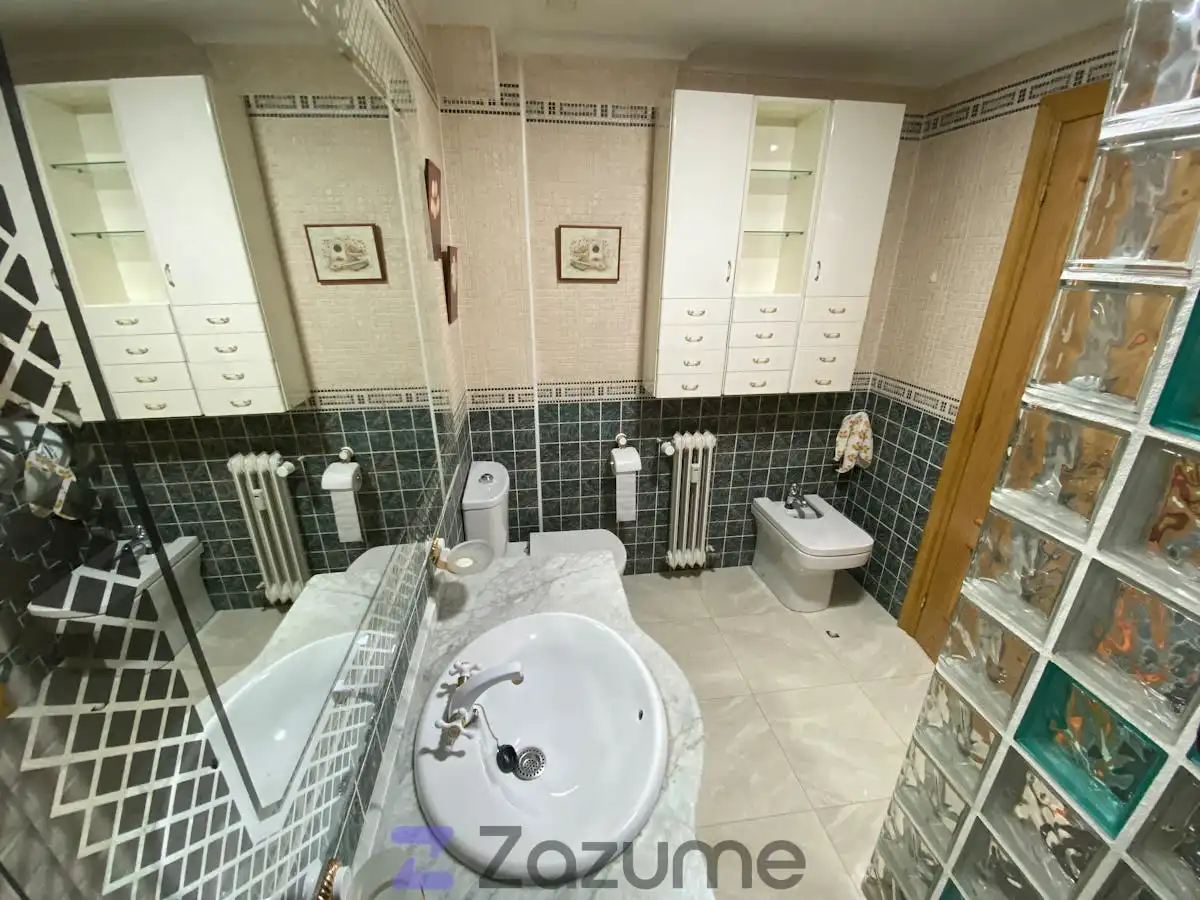 Bathroom of Flat for rent in Salamanca  with Heating, Parquet flooring and Furnished