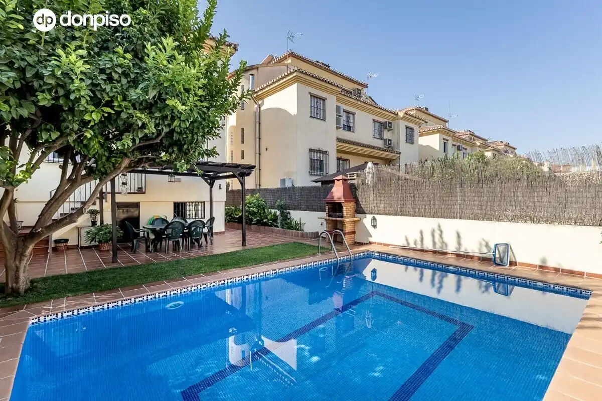 Home with pool for sale in Calle CARLOS CANO (HI)