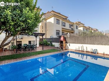 Casa aparellada amb piscina en venda a Calle CARLOS CANO (HI)