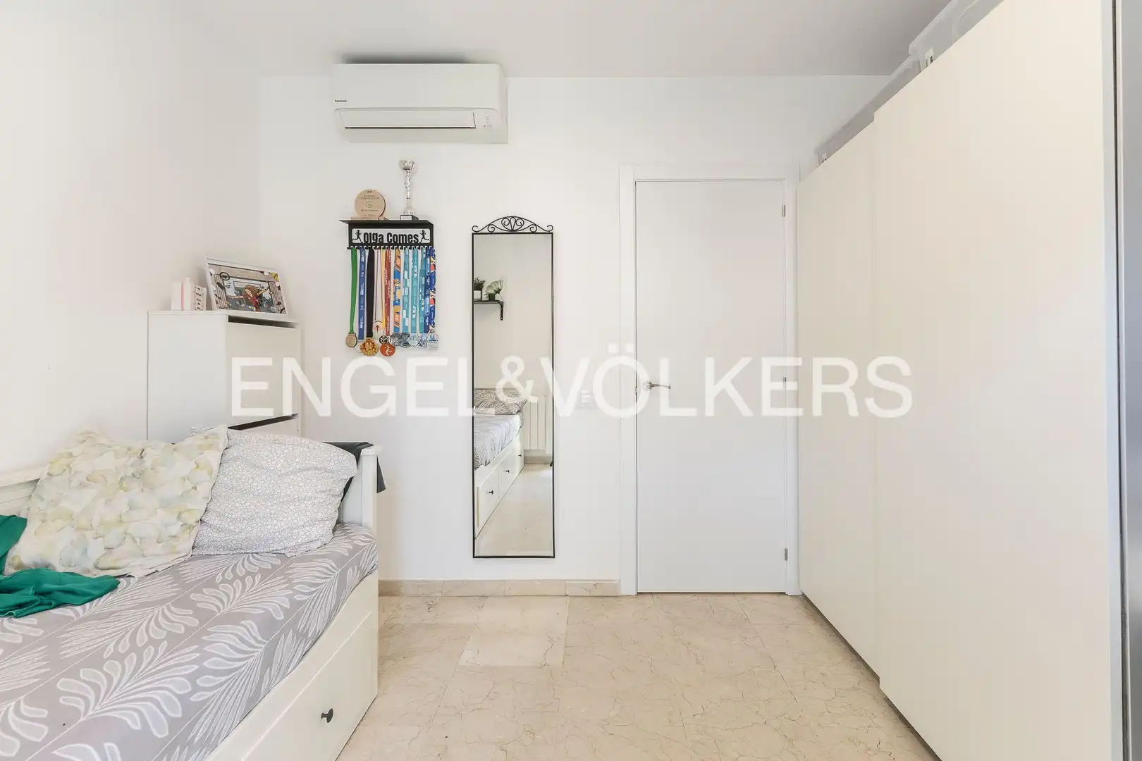 Schlafzimmer von Dachboden zum Verkauf in Barcelona mit Klimaanlage, Heizung und Balkon
