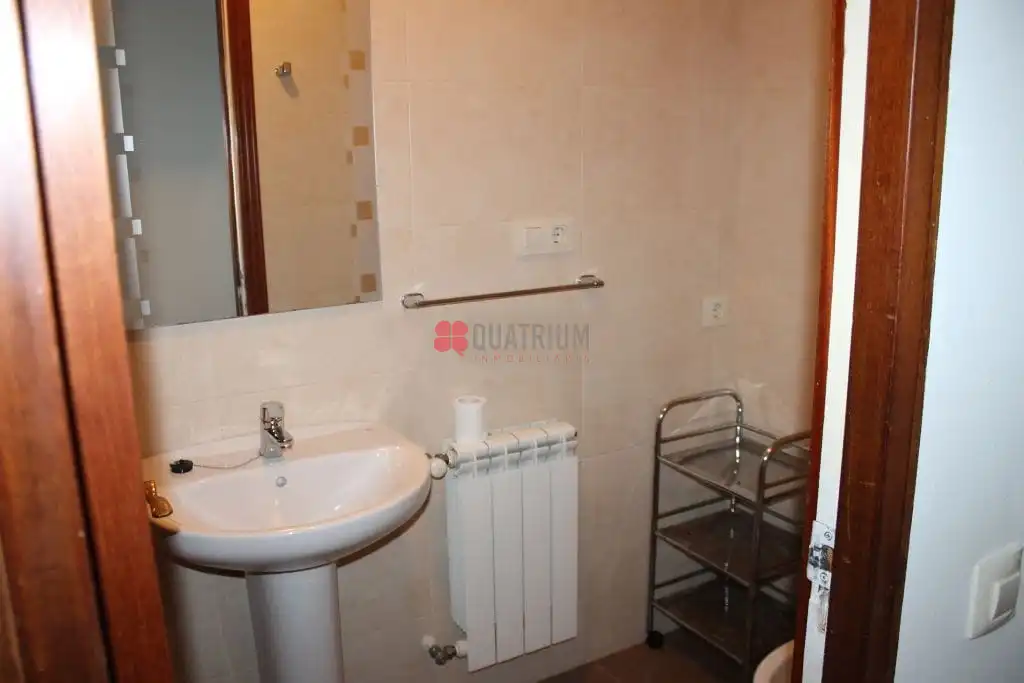 Bathroom of Flat for rent in Santiago de Compostela   with Heating, Parquet flooring and Furnished