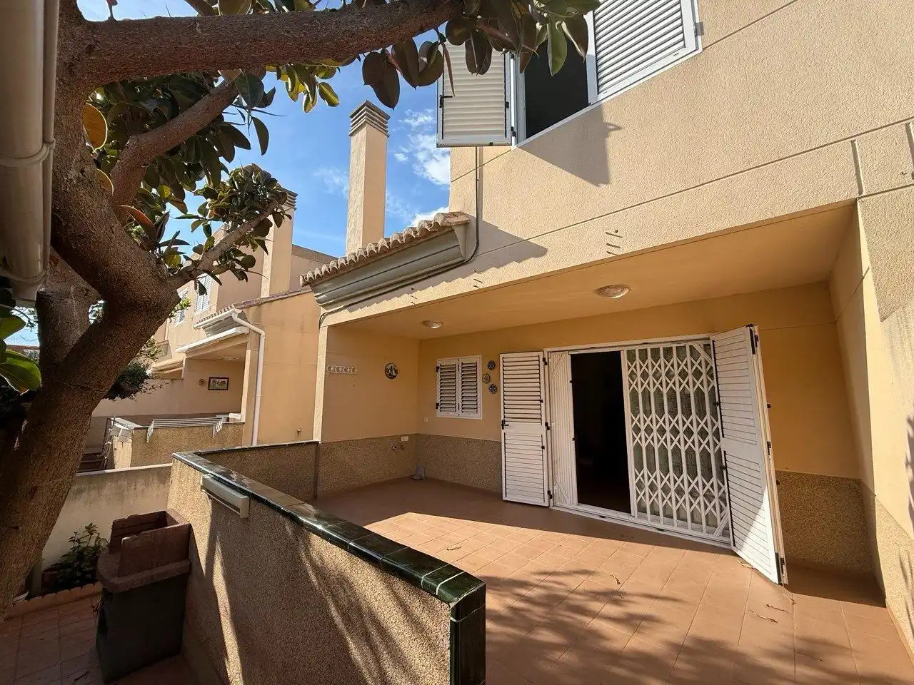 Vista exterior de Casa o xalet en venda en Sagunto / Sagunt amb Aire condicionat, Jardí privat i Terrassa
