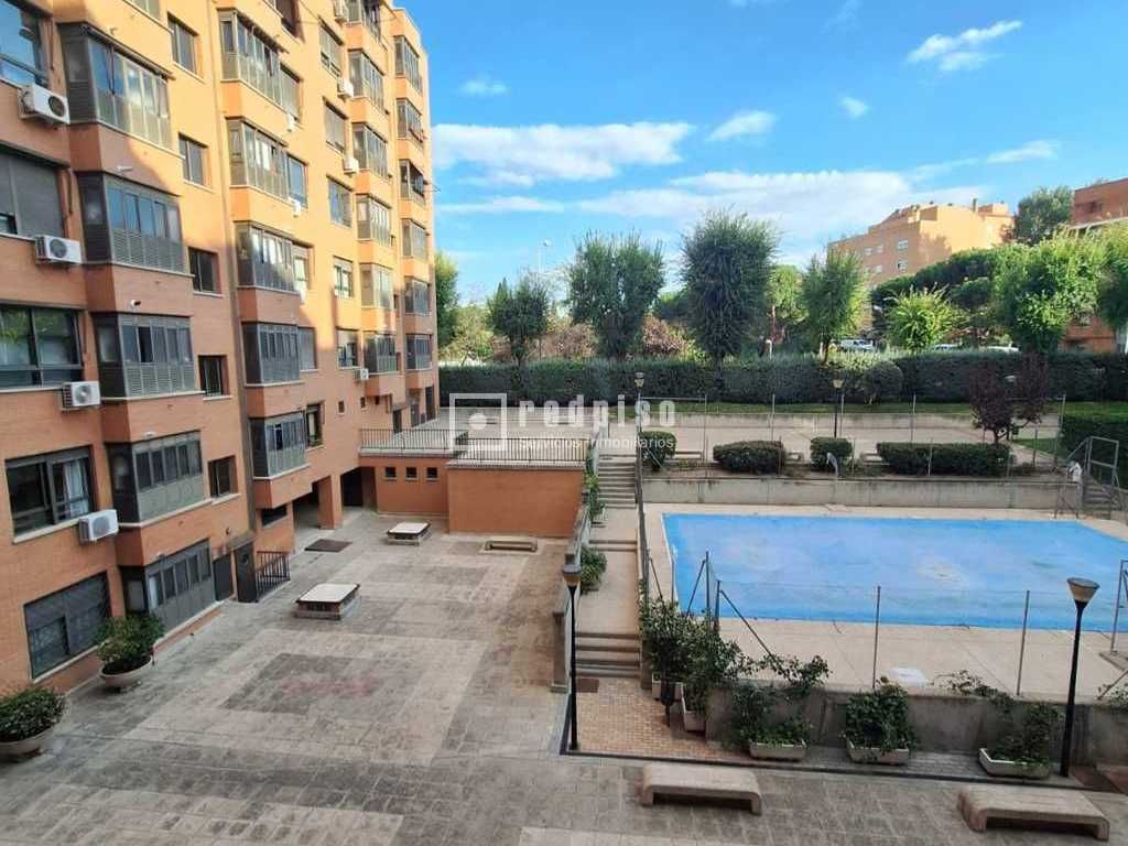 Vista exterior de Piso en venta en  Madrid Capital con Calefacción, Parquet y Trastero