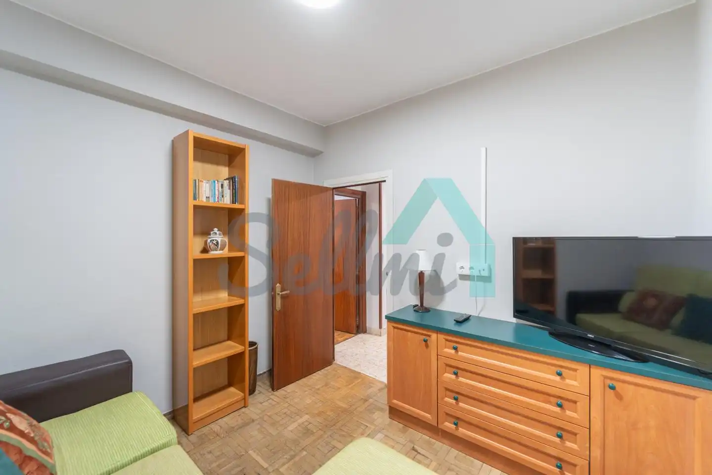 Dormitori de Pis de lloguer en Oviedo  amb Calefacció, Parquet i Moblat