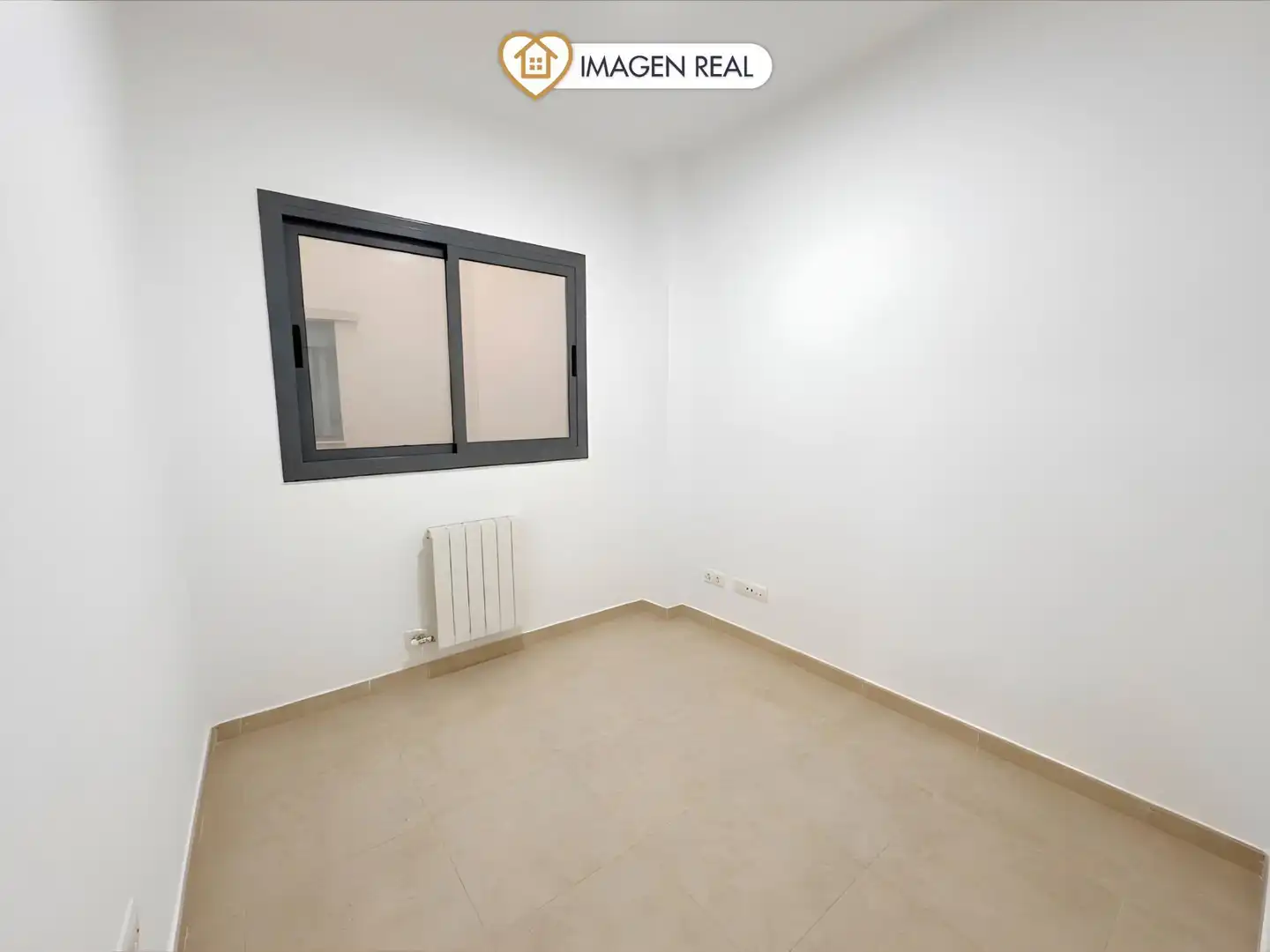 Schlafzimmer von Wohnung mieten mit Kaufoption in Vallirana mit Heizung, Ofen und Internet