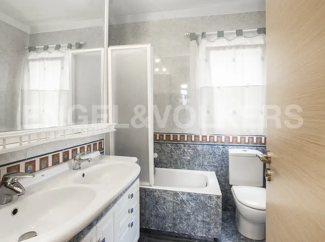 Bathroom of Houses for sale in Castelldefels  with Air Conditioner, Heating and Private garden
