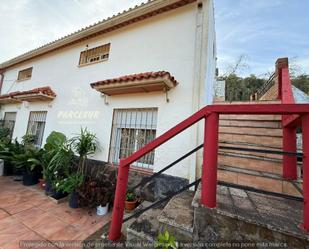 Vista exterior de Casa o xalet en venda en  Córdoba Capital amb Aire condicionat, Calefacció i Jardí privat