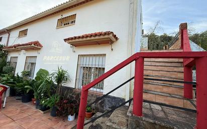 Vista exterior de Casa o xalet en venda en  Córdoba Capital amb Aire condicionat, Calefacció i Jardí privat