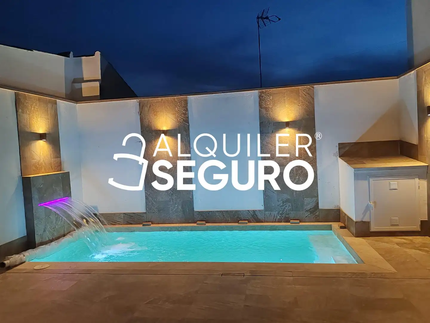 Piscina de Casa o chalet de alquiler en Jun con Aire acondicionado, Terraza y Piscina