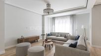 Sala d'estar de Apartament en venda en  Madrid Capital amb Aire condicionat, Calefacció i Parquet