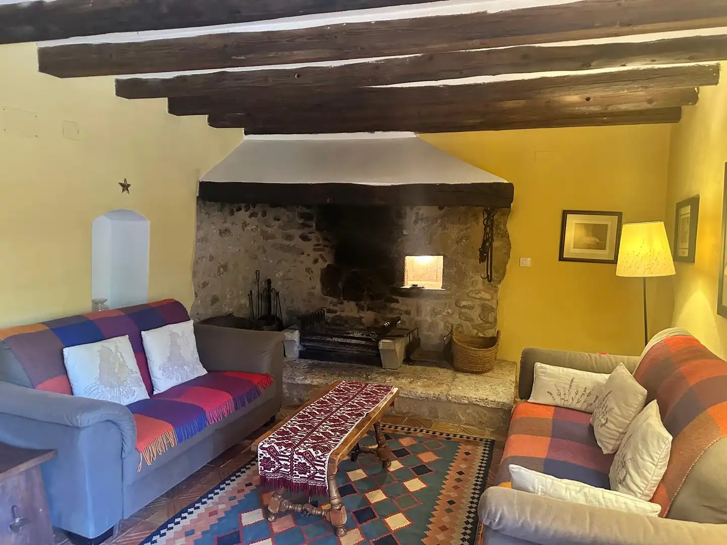 Sala d'estar de Casa o xalet de lloguer en Cornellà del Terri amb Aire condicionat, Calefacció i Jardí privat