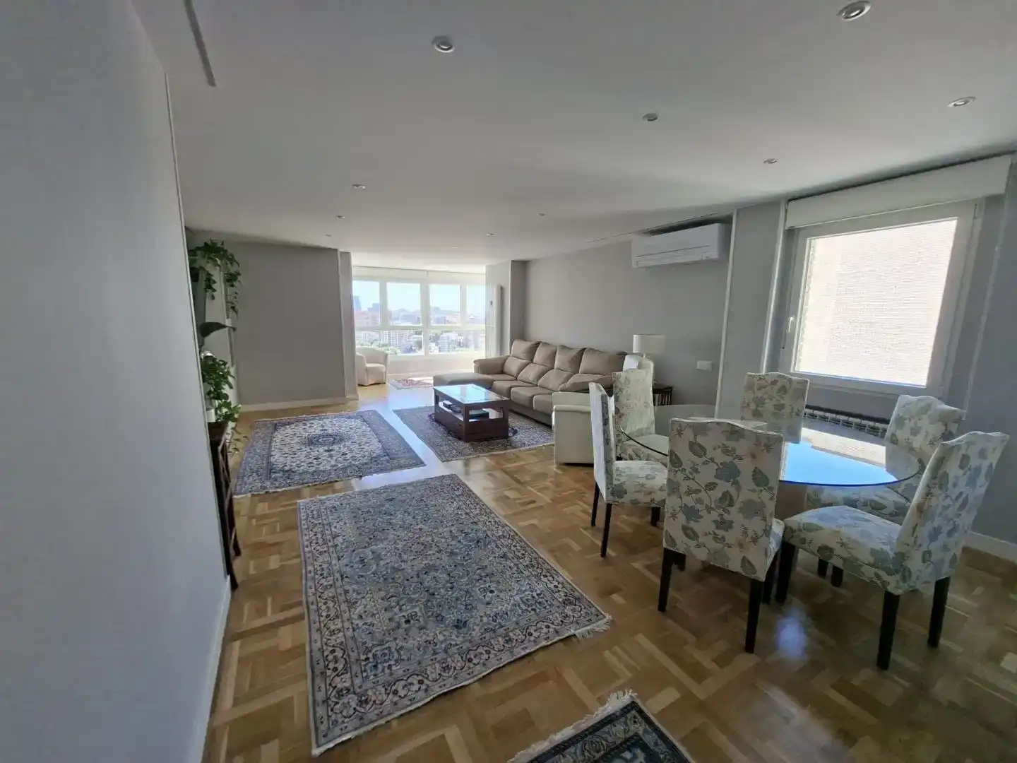 Sala d'estar de Pis en venda en  Madrid Capital amb Aire condicionat i Piscina