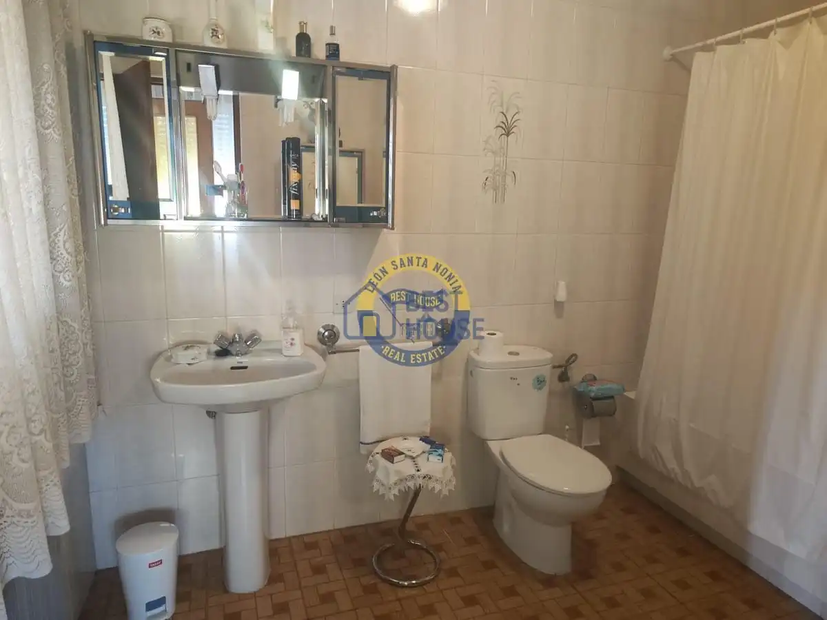Bathroom of Houses for sale in Villanueva de las Manzanas, León