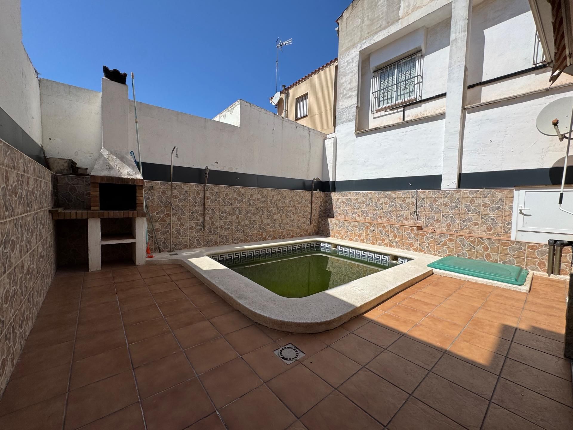 Vista exterior de Casa adosada en venda en Vilanova i la Geltrú amb Jardí privat, Terrassa i Piscina