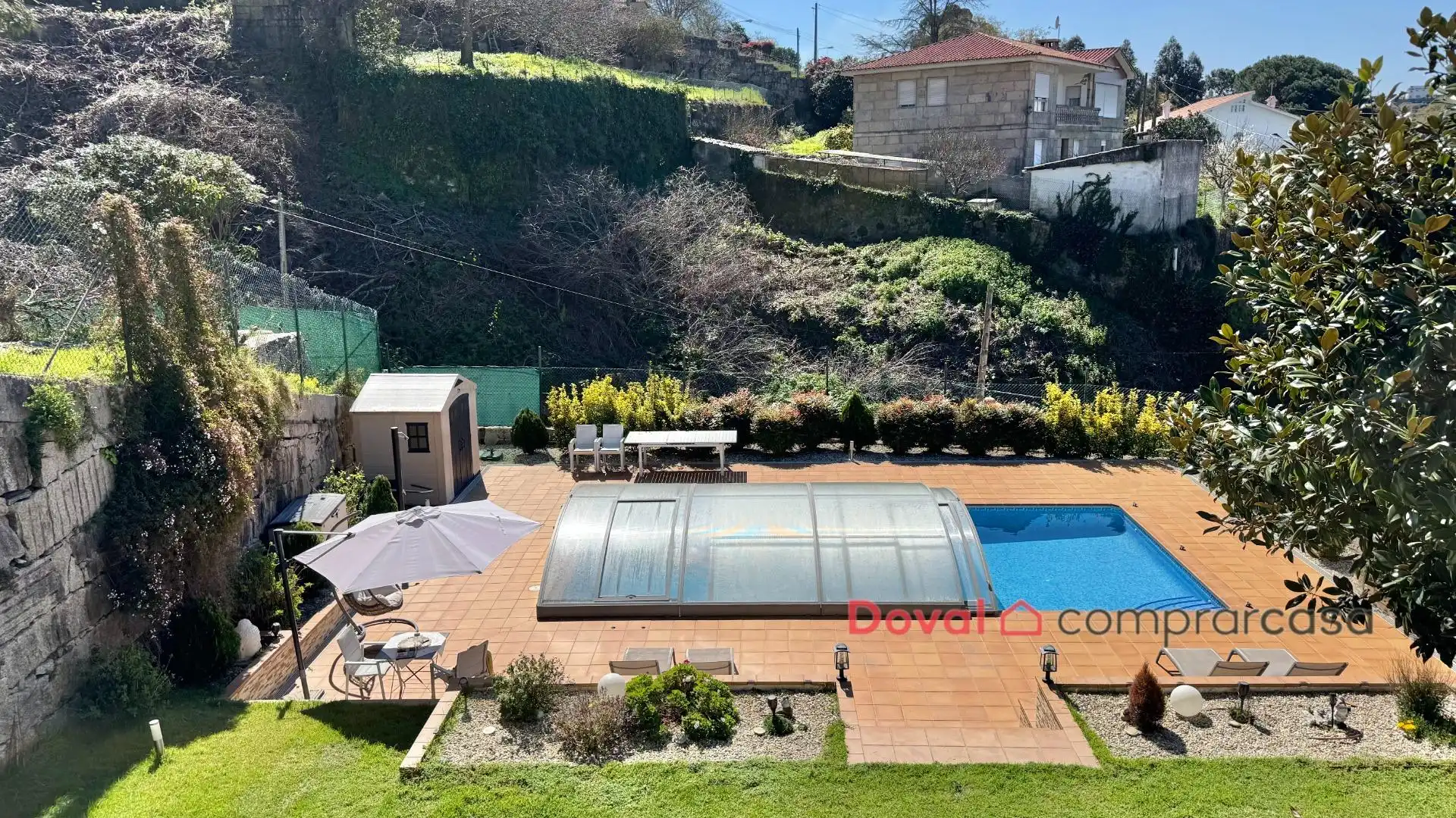 Piscina de Casa o xalet en venda en Vigo  amb Aire condicionat, Calefacció i Jardí privat