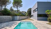 Vista exterior de Casa o xalet en venda en Vilanova del Vallès amb Terrassa, Piscina i Balcó