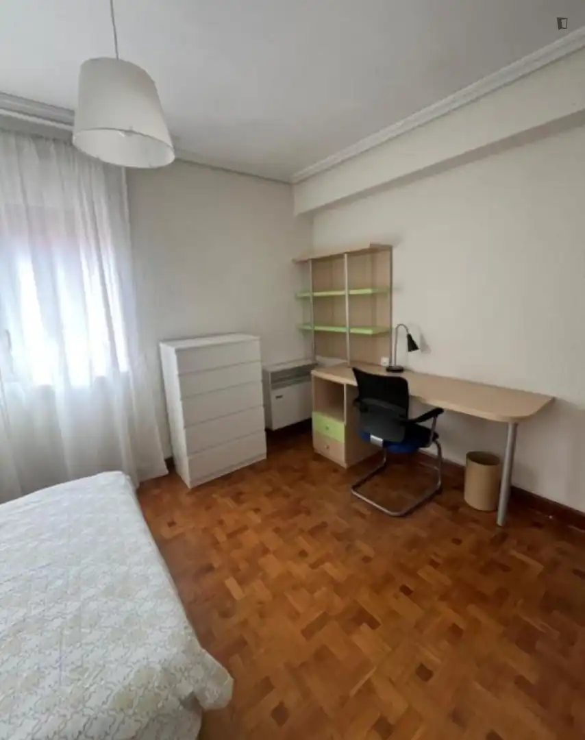 Dormitori de Apartament per a compartir en  Pamplona / Iruña amb Calefacció, Moblat i Forn