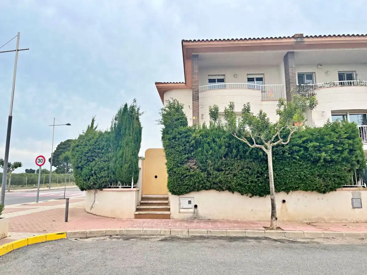 Vista exterior de Casa o xalet en venda en Santa Bàrbara amb Terrassa