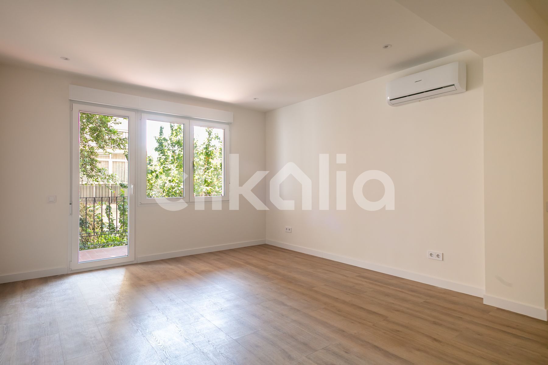 Bedroom of Flat for sale in  Madrid Capital  with Air Conditioner, Heating and Terrace