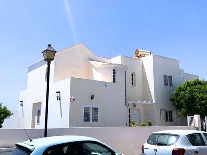 Vista exterior de Casa o xalet en venda en Teguise amb Jardí privat, Terrassa i Piscina