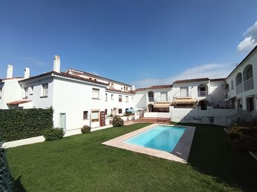 Maison mitoyenne avec piscine à vendre à MONTJUIC