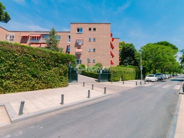 Flat with pool for sale in Barajas
