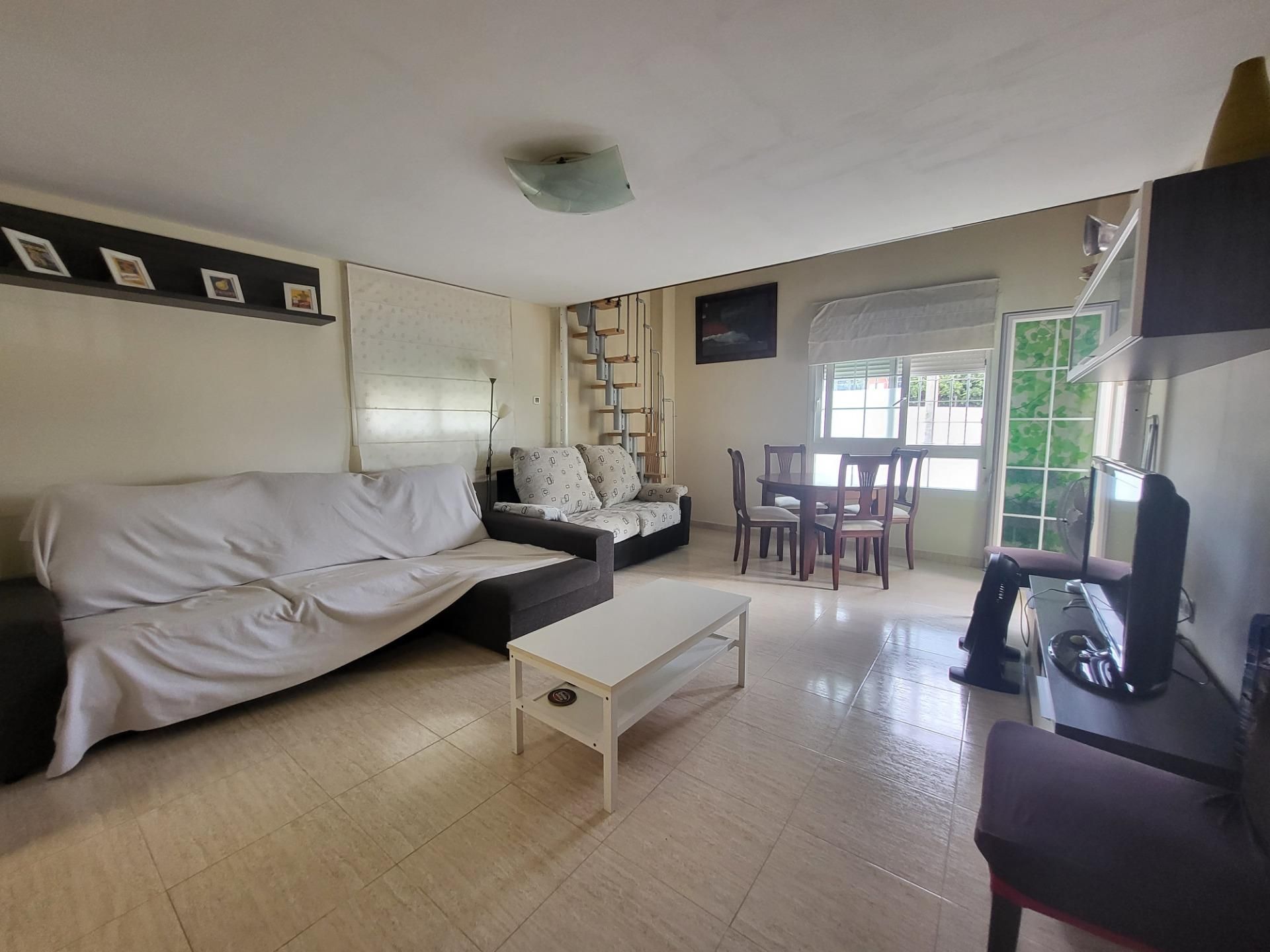 Sala d'estar de Pis de lloguer en Roquetas de Mar amb Aire condicionat, Terrassa i Piscina comunitària