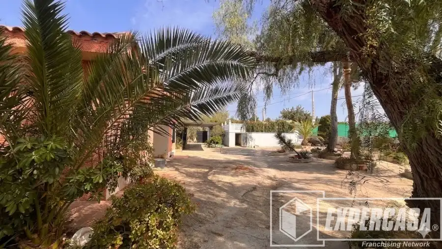 Vista exterior de Casa o xalet en venda en Llíria amb Aire condicionat i Piscina