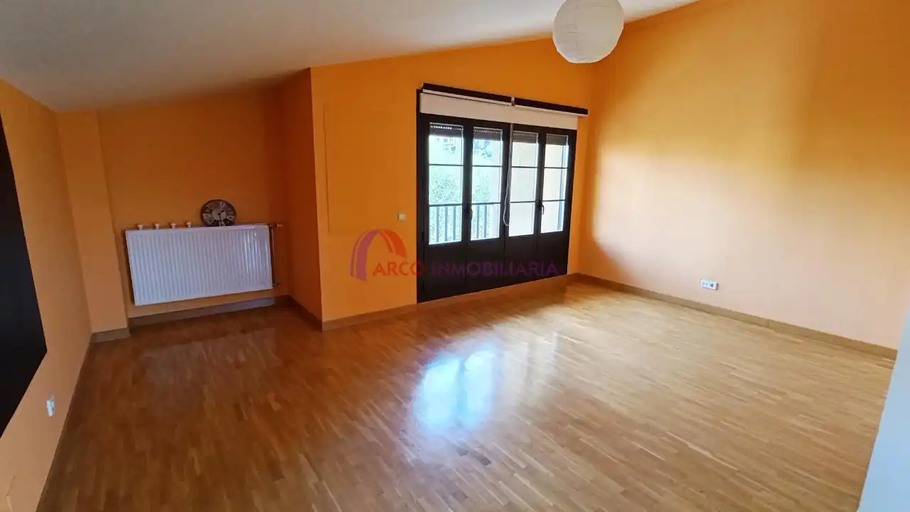 Wohnzimmer von Einfamilien-Reihenhaus zum Verkauf in Cardeñadijo mit Heizung, Privatgarten und Terrasse