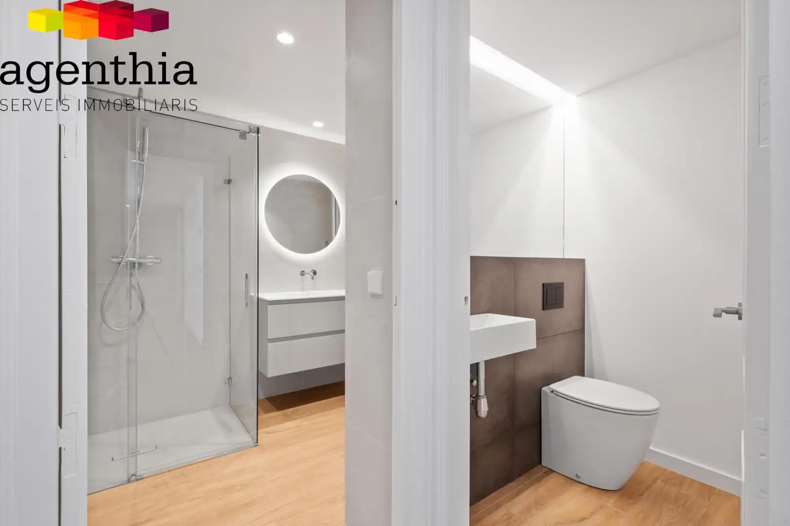 Bathroom of Flat for sale in Girona  with Air Conditioner, Heating and Terrace