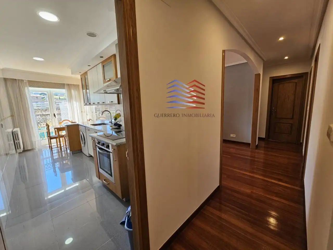 Cuina de Pis de lloguer en Ourense Capital  amb Calefacció, Parquet i Traster