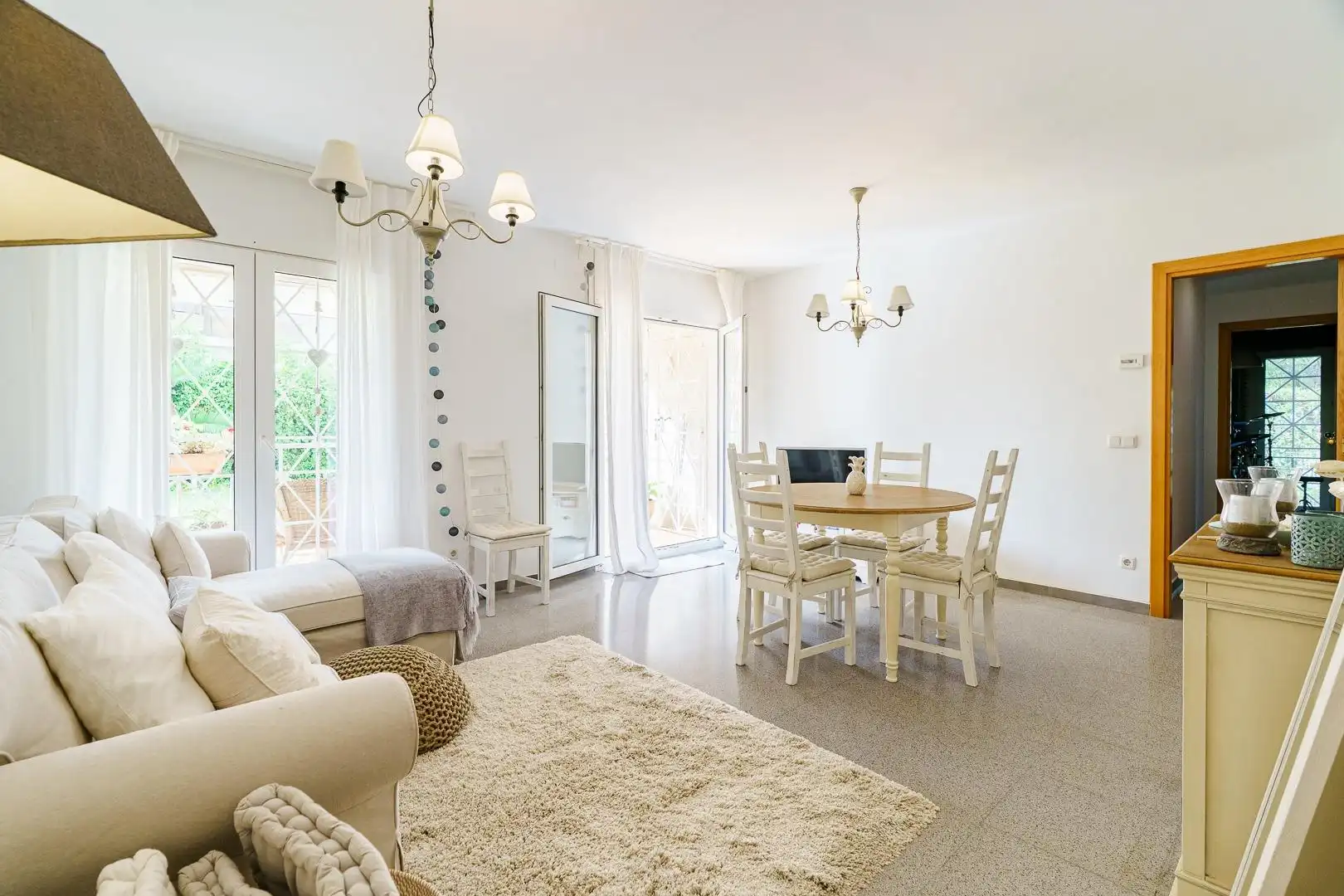 Wohnzimmer von Erdgeschoss zum Verkauf in Sitges mit Heizung, Privatgarten und Terrasse