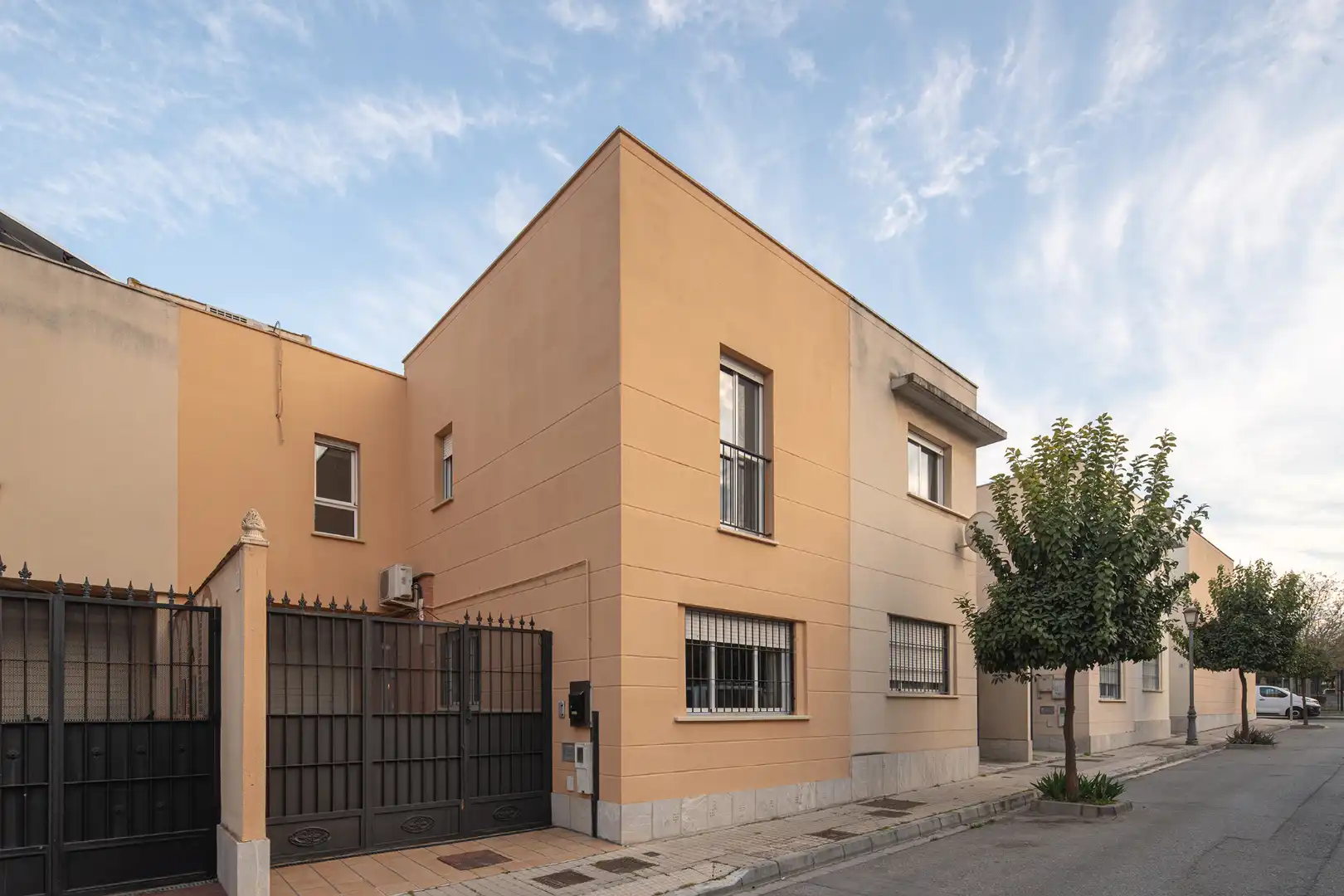 Vista exterior de Casa adosada en venta en Armilla con Aire acondicionado