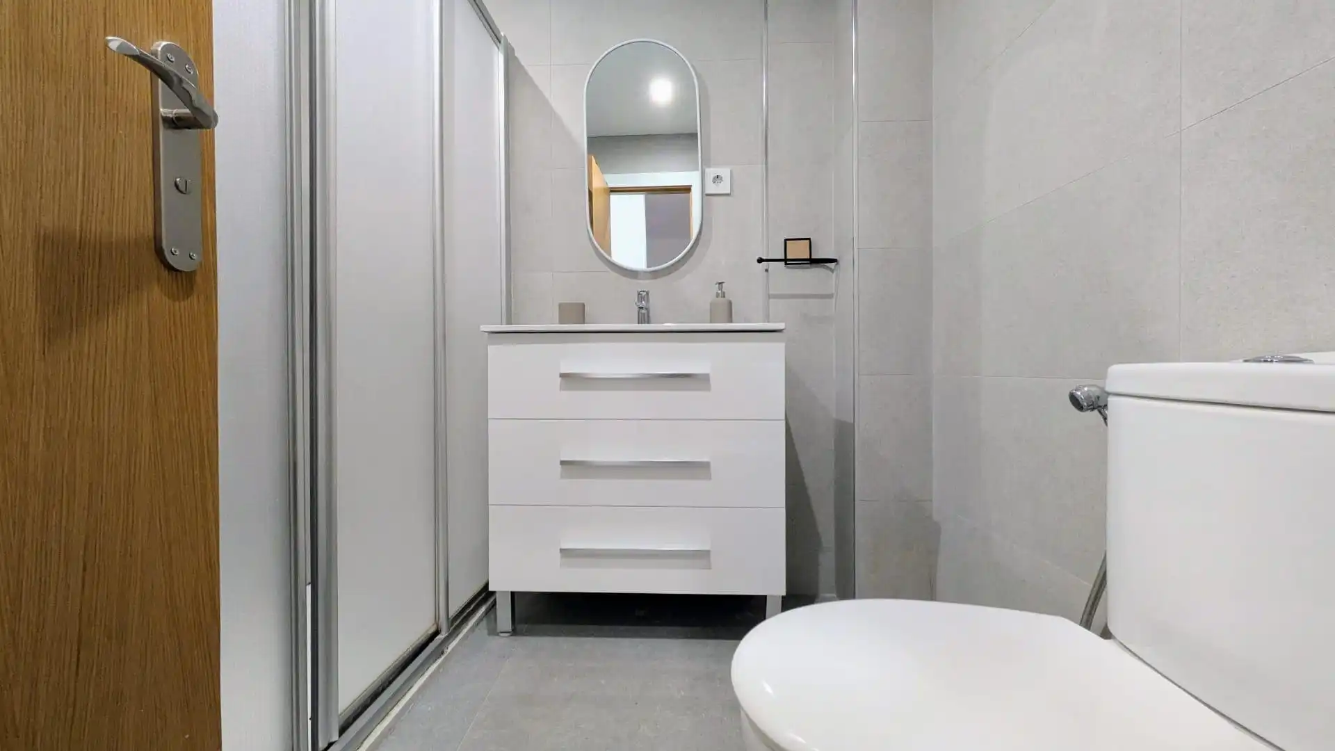 Baño de Piso de alquiler en Fuengirola con Terraza y Amueblado