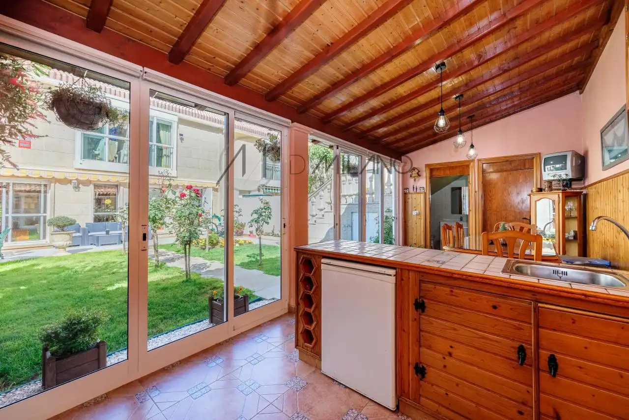 Cocina de Casa adosada en venta en Vigo  con Calefacción, Jardín privado y Parquet