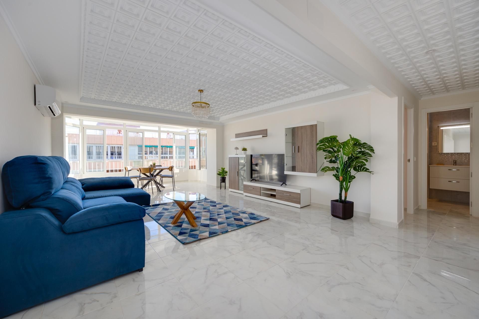 Sala de estar de Ático en venta en Torrevieja con Aire acondicionado, Piscina y Piscina comunitaria